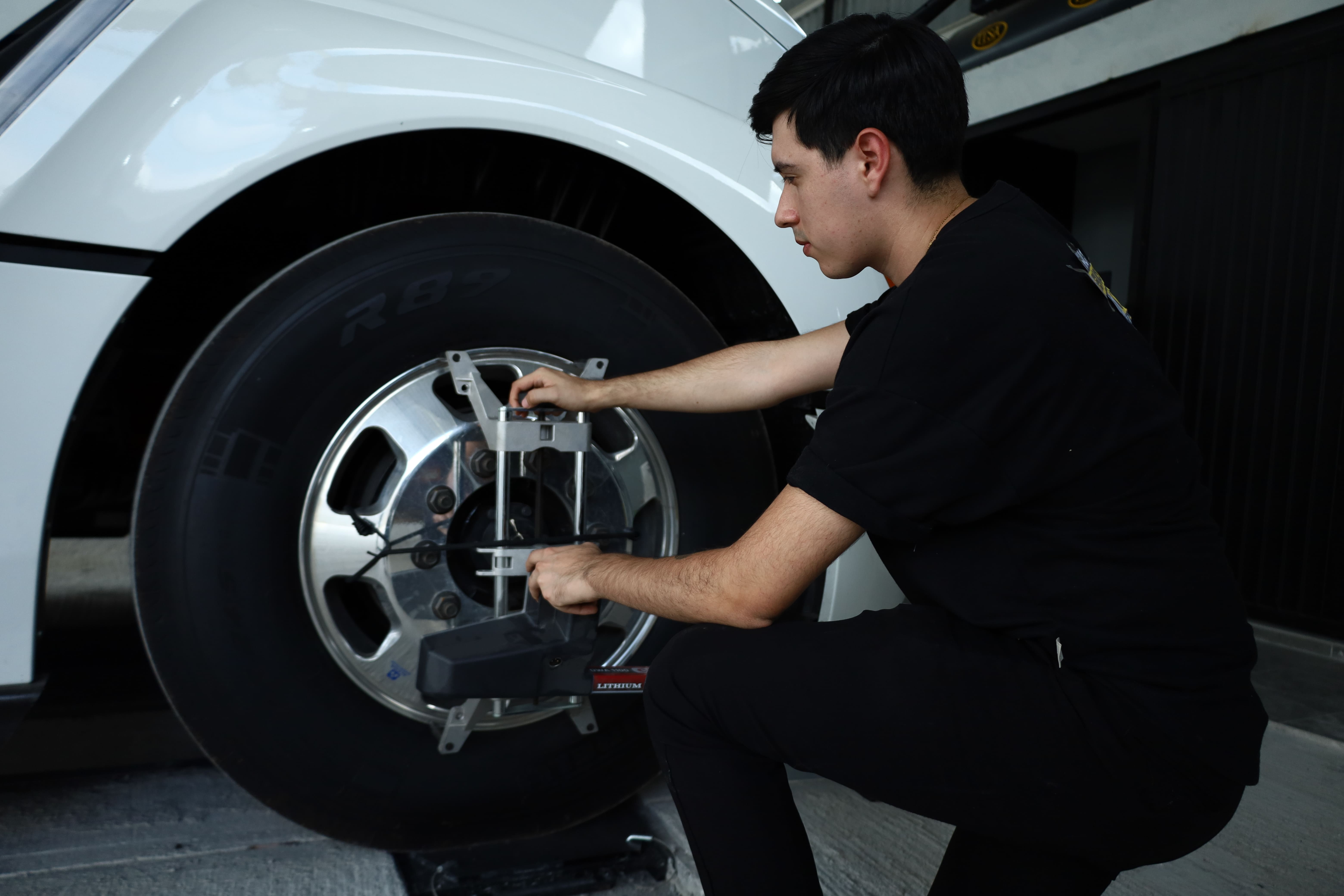 Rotación de llantas en taller de vehículos